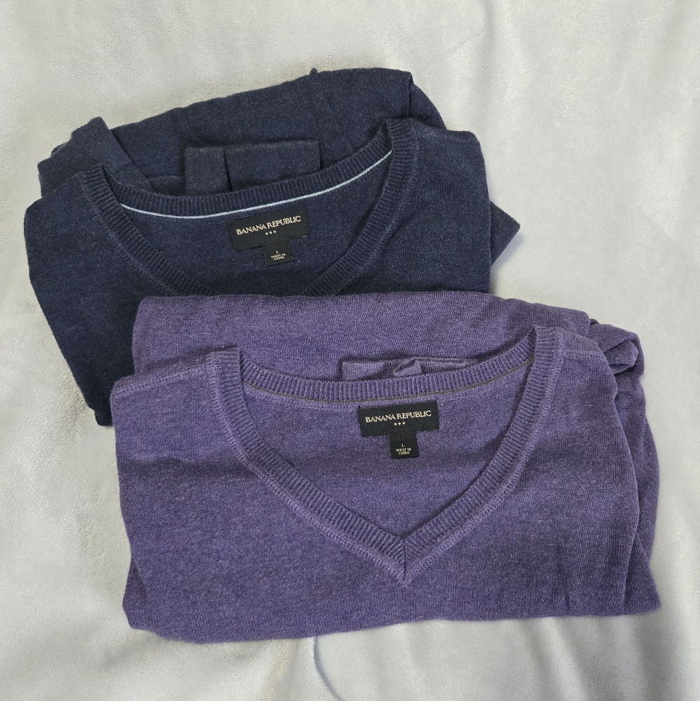 Banana Republic Men's V-Neck Sweaters in Purple and Navy